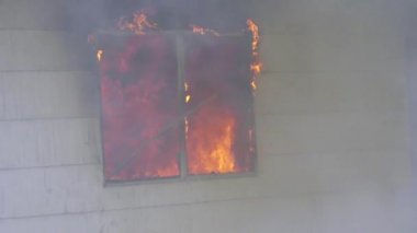 Bir ahşap evin içinde billowing ateş