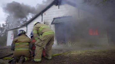 Büyük alevler içinde ev