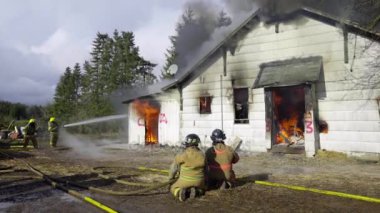 Büyük alevler içinde ev