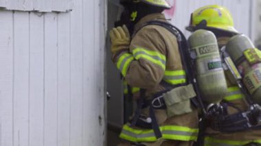 Büyük alevler içinde ev