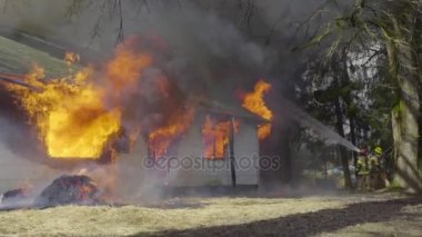 Büyük alevler içinde ev
