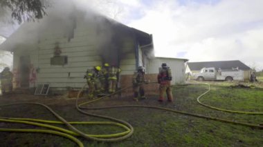 Büyük alevler içinde ev