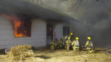 Büyük alevler içinde ev