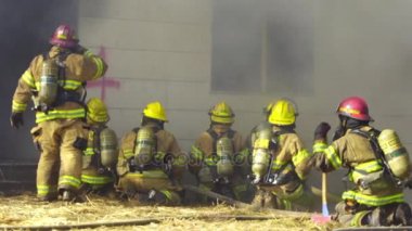 Büyük alevler içinde ev