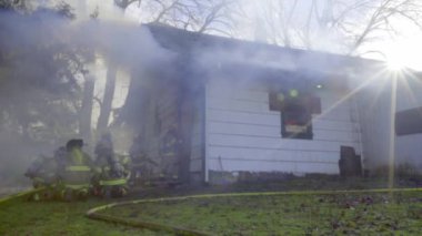 Büyük alevler içinde ev