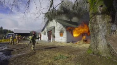 Büyük alevler içinde ev