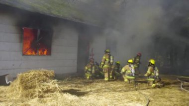 Büyük alevler içinde ev