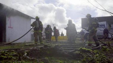 Büyük alevler içinde ev