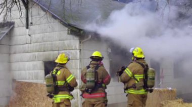 Büyük alevler içinde ev