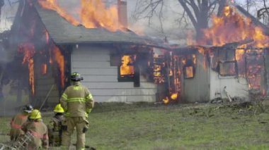 Büyük alevler içinde ev