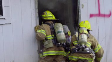 Büyük alevler içinde ev