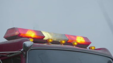 Yanıp sönen ışıklar itfaiye araçları