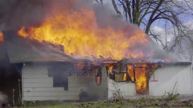 Bir ahşap evin içinde billowing ateş