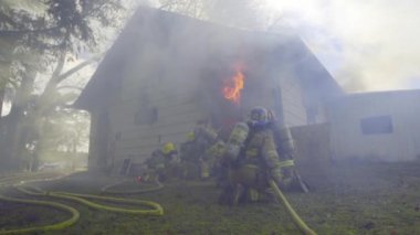 Büyük alevler içinde ev