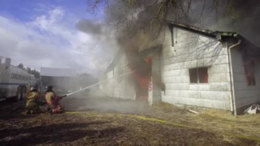 Büyük alevler içinde ev