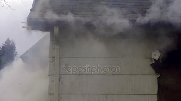 Fuego ondeando dentro de una casa de madera — Vídeo de stock