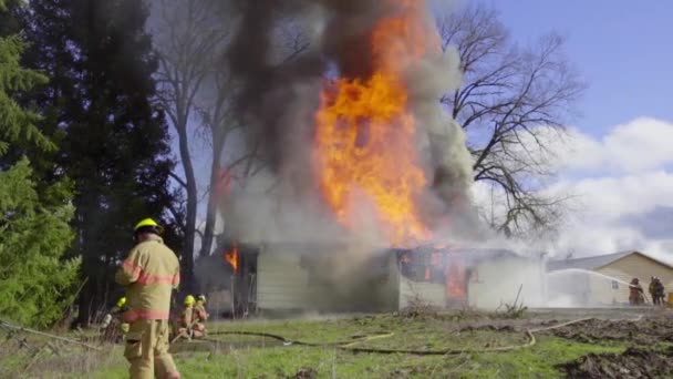 Riesige Flammen in Haus — Stockvideo