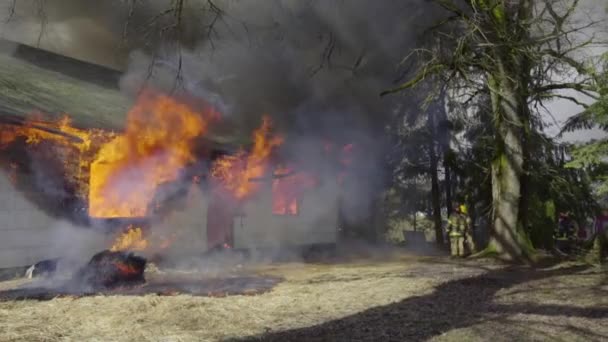D'énormes flammes dans la maison — Video