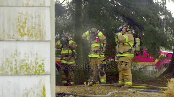 Feuerwehrleute machen sich bereit, um Brand zu löschen — Stockvideo