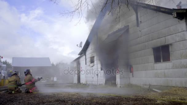 Enormi fiamme in casa — Video Stock