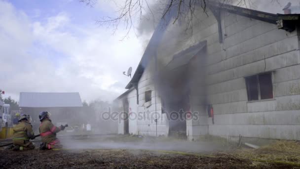 D'énormes flammes dans la maison — Video