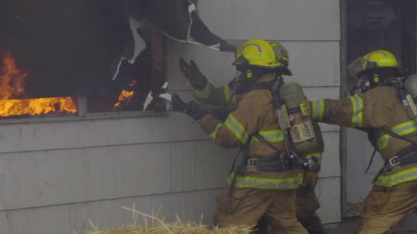 Enorma lågor i hus — Stockvideo