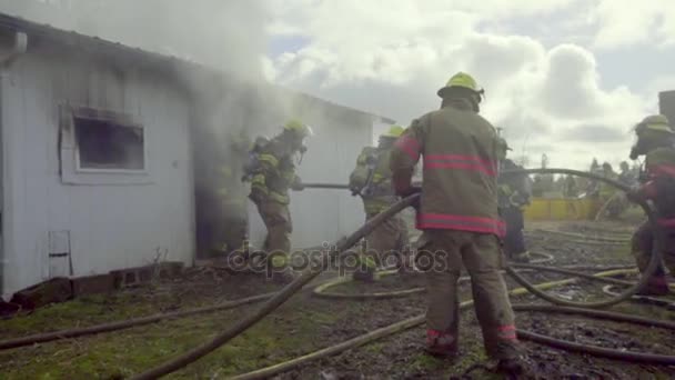 Enorme vlammen in huis — Stockvideo