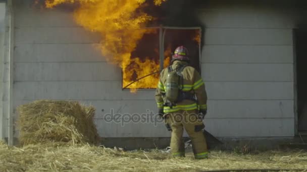 Enormi fiamme in casa — Video Stock