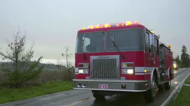 Красный пожарный грузовик — стоковое видео