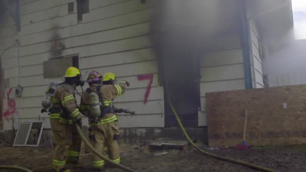 Obrovské plameny v domě — Stock video