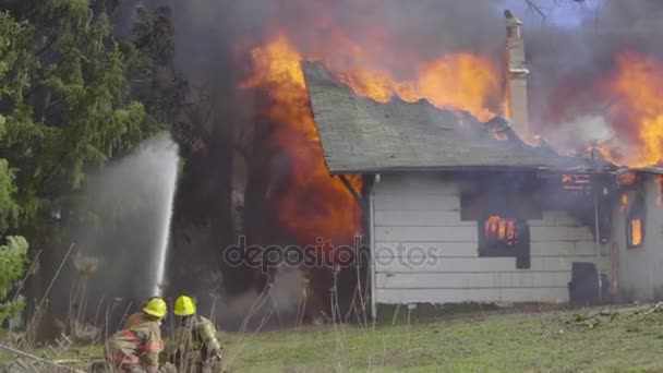 Τεράστιες φλόγες στο σπίτι — Αρχείο Βίντεο