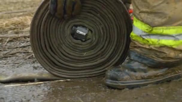 Brandweerlieden ronden hun waterslangen — Stockvideo