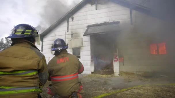 Enorme vlammen in huis — Stockvideo