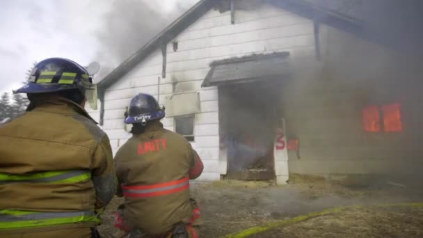 Enorma lågor i hus — Stockvideo