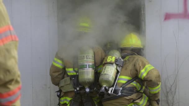 D'énormes flammes dans la maison — Video