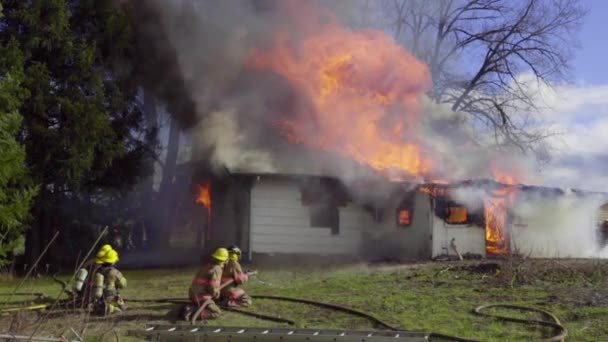 D'énormes flammes dans la maison — Video