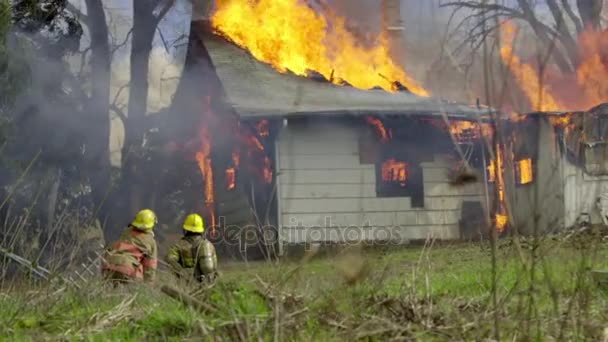 Огромное пламя в доме — стоковое видео