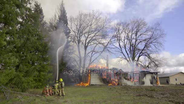Kæmpe flammer i huset – Stock-video