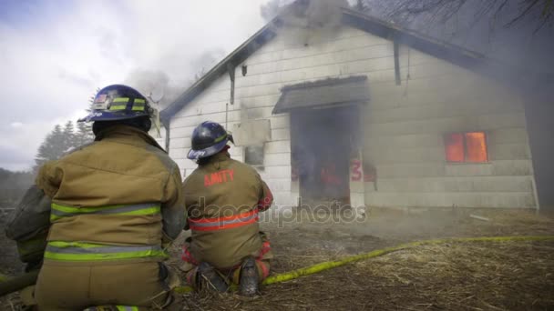 Enormi fiamme in casa — Video Stock