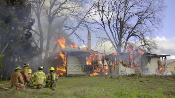 Величезне полум'я в будинку — стокове відео