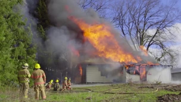 巨大な炎の家 — ストック動画