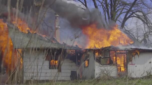 Fuego ondeando dentro de una casa de madera — Vídeo de stock