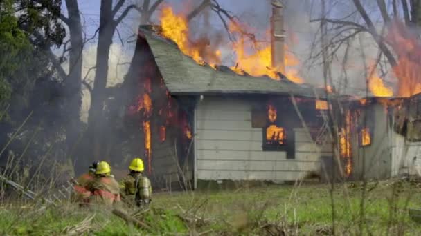 在房子的巨大火焰 — 图库视频影像