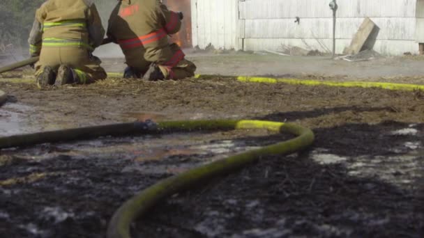 D'énormes flammes dans la maison — Video