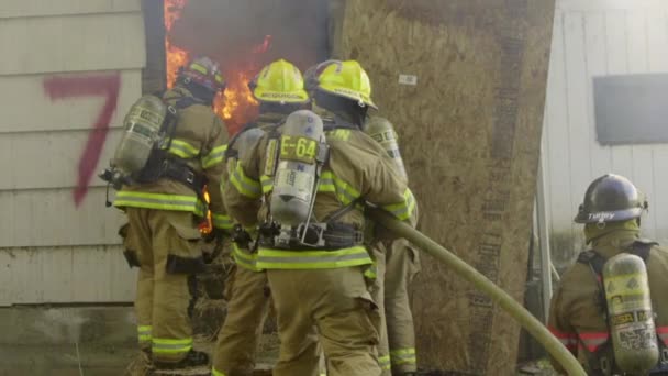 在房子的巨大火焰 — 图库视频影像