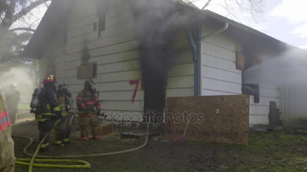 Enormi fiamme in casa — Video Stock