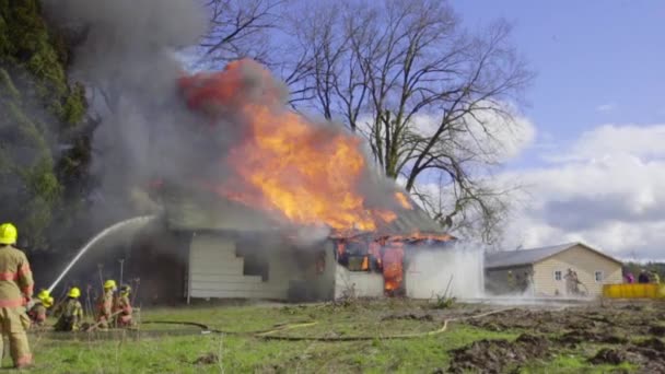 Ogromny ogień w domu — Wideo stockowe