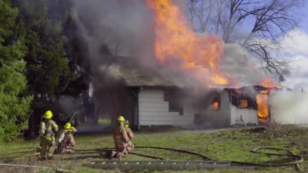 Flăcări uriașe în casă — Videoclip de stoc