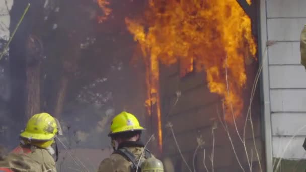 D'énormes flammes dans la maison — Video