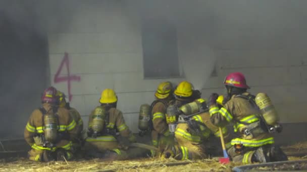 D'énormes flammes dans la maison — Video